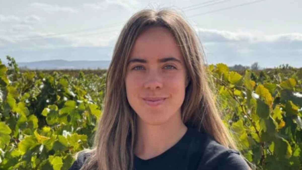 Paula Nuévalos en un viñedo explica las ventajas de ser agricultora autónoma en España