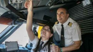 Padre e hija, pilotos de Vueling, cuentan cómo cambió su relación al dedicarse ambos a la misma profesión