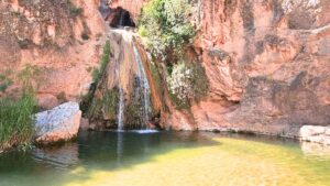 Esta piscina natural de Granada es uno de los secretos mejor guardados para refrescarse entre cascadas y naturaleza