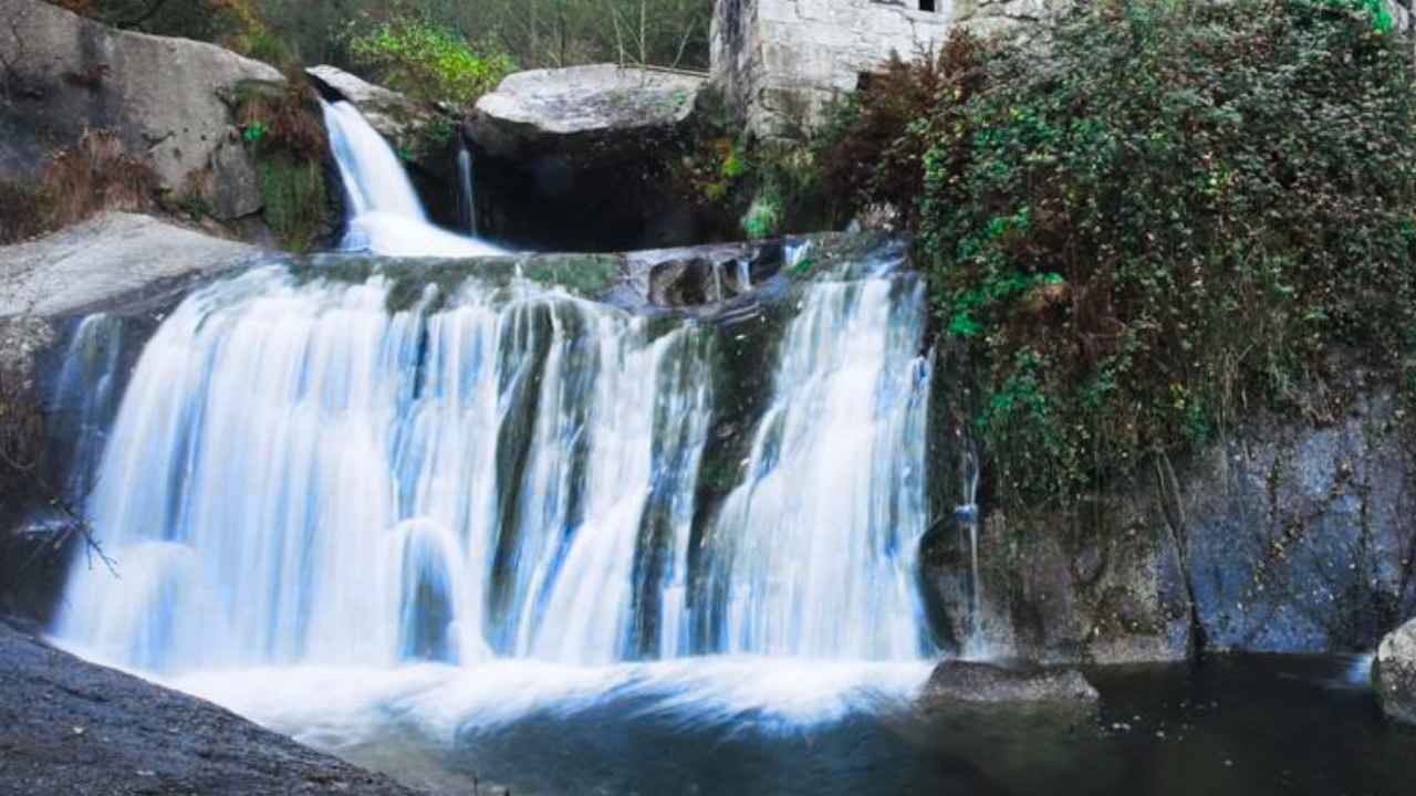 Fervenza do Río Barosa con pozas naturales y molinos de piedra en Barro, Pontevedra.