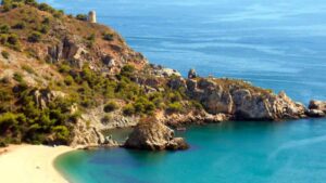 La espectacular playa escondida con un entorno casi virgen, aguas transparentes y una belleza difícil de igualar está en Málaga