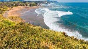 Salud mantiene bajo vigilancia 11 playas de Euskadi tras detectar bacterias en los análisis del agua