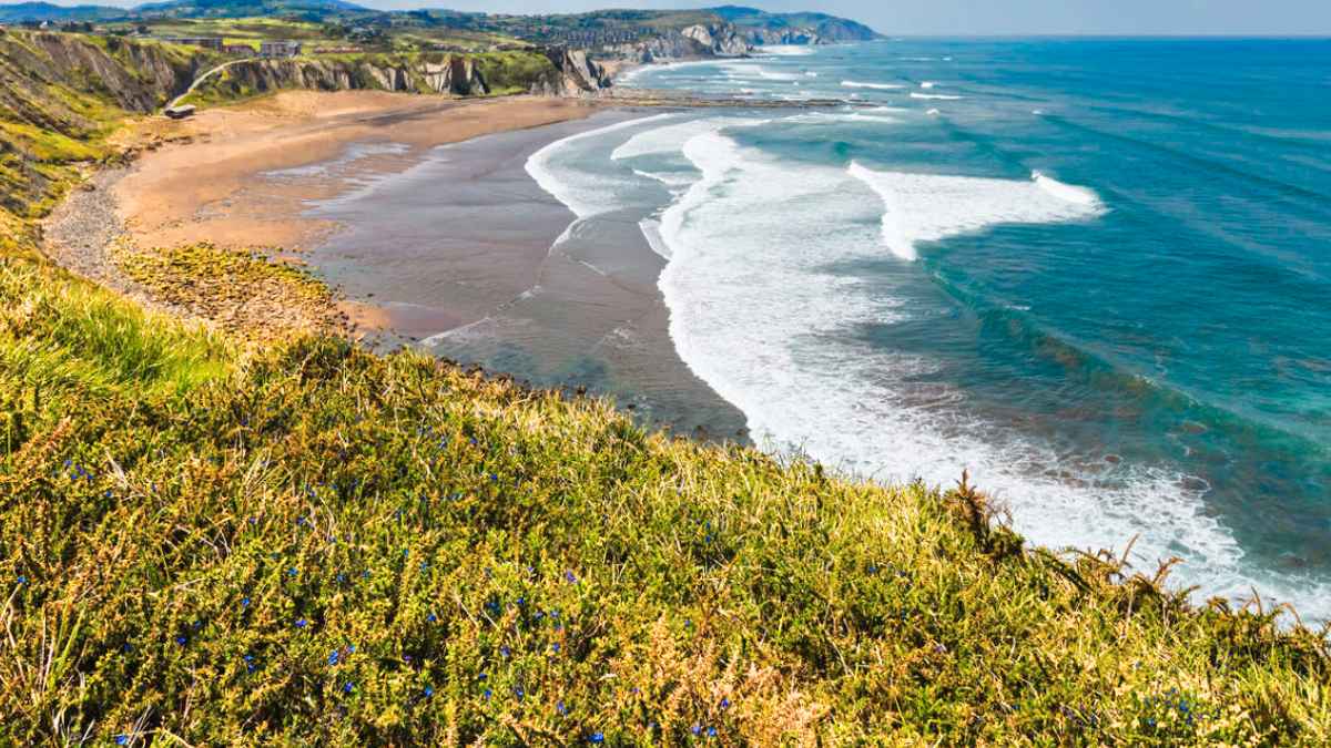 Playa de Euskadi vista desde un acantilado durante un aviso por bacterias en el agua de baño