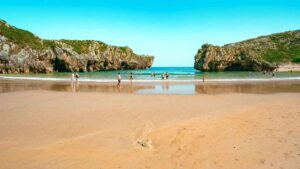Mientras el Mediterráneo se llena de turistas, estas playas del norte ofrecen naturaleza, tranquilidad y un clima mucho más fresco