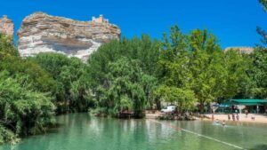La playa fluvial escondida en Albacete con aguas tranquilas y un pueblo construido sobre la roca
