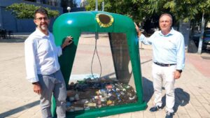 El primer contenedor transparente de vidrio llega a Alicante para desmontar los falsos mitos del reciclaje
