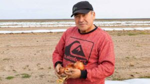 De inmigrante a productor de referencia: así es la historia de quien encontró en la cebolla una oportunidad para salir adelante