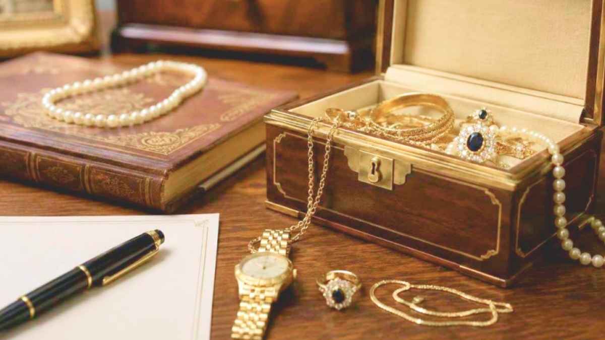 Joyas de valor junto a un documento de herencia, una imagen relacionada con el trámite para regalar una joya en vida y el Impuesto sobre Donaciones.