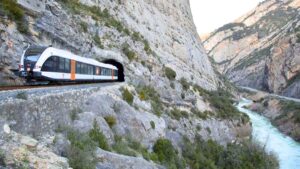 Una ruta ferroviaria única en España permite cruzar 4 lagos y 75 puentes: el primer viaje comienza el 4 de julio
