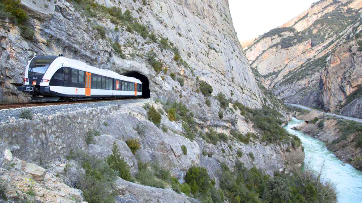 Tren dels Llacs recorriendo la ruta ferroviaria de los cuatro lagos en Lleida