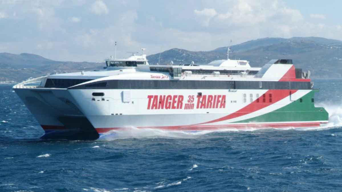Ferri entre Tánger y Tarifa durante una travesía por el Estrecho