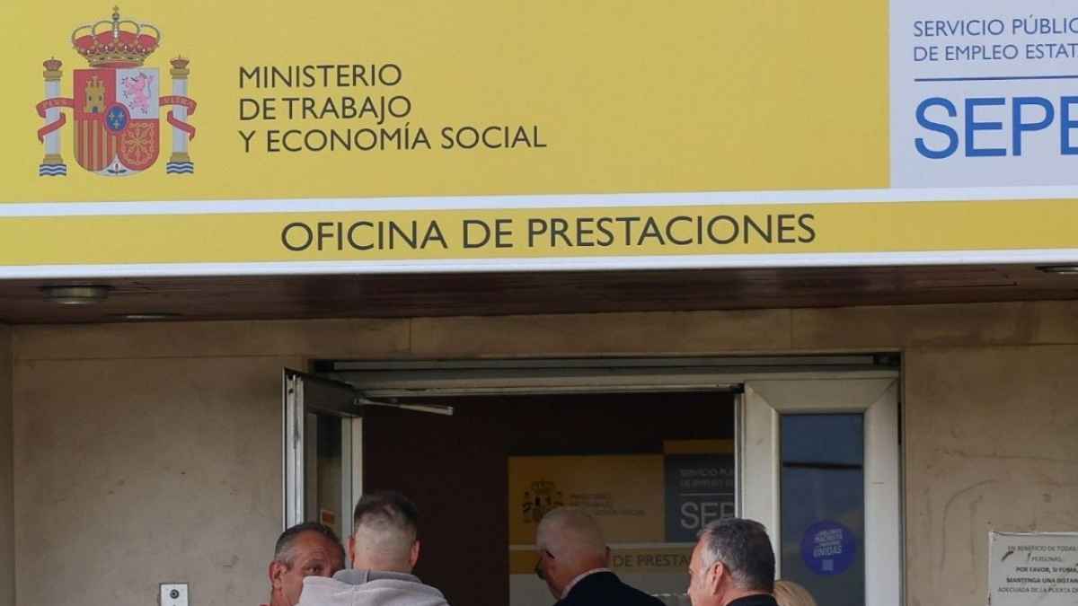 Personas acceden a una oficina del SEPE mientras el organismo aclara que un convenio especial no permite cobrar el subsidio para mayores de 52 años.