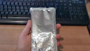 La técnica con papel de aluminio que deja un móvil sin GPS, cobertura, WiFi ni Bluetooth