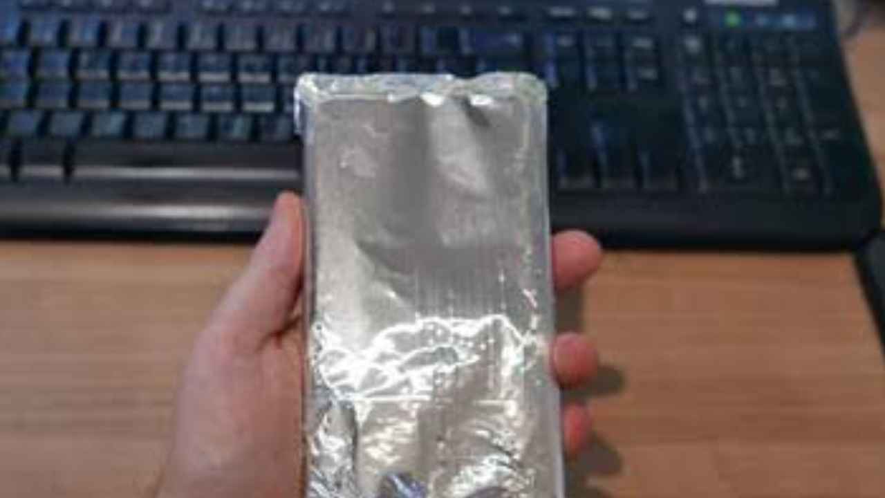 Móvil envuelto en papel de aluminio para bloquear el GPS y la cobertura