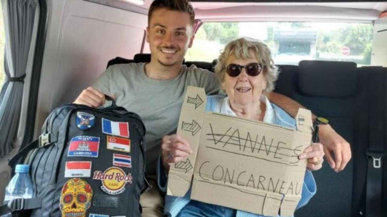 Thérèse y su nieto Jules Riss durante su viaje en autostop por Francia