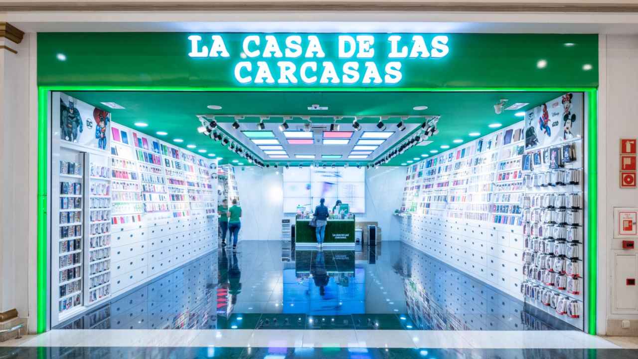 Entrada de una tienda de La Casa de las Carcasas con expositores de fundas y accesorios para móviles