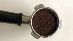Por qué no deberías tirar los posos de café al inodoro: los fontaneros avisan sobre este error