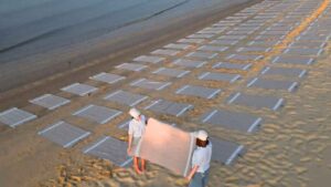 Cientos de toallas con códigos QR invaden las playas de Huelva para anunciar un nuevo proyecto