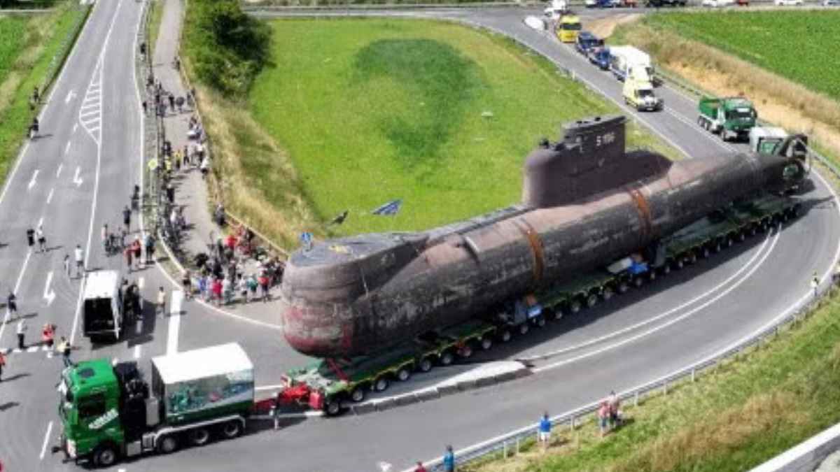 Submarino U17 transportado sobre un remolque de 240 ruedas durante su traslado por carretera en Alemania