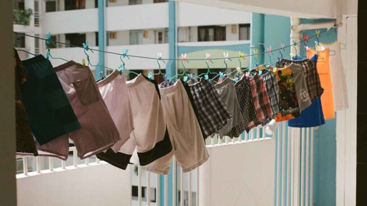 Ropa tendida en un balcón siguiendo un método para acelerar el secado