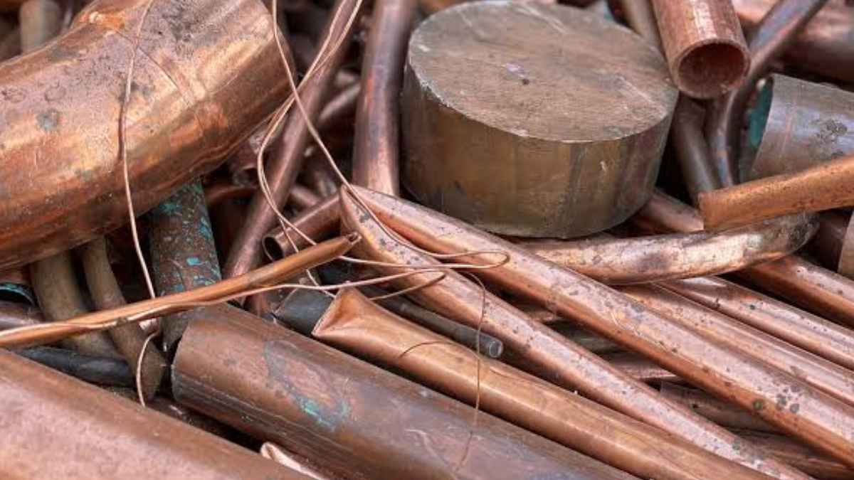 Tuberías y piezas de cobre retiradas durante la reforma de una vivienda