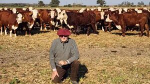 A sus 81 años sigue trabajando como veterinario desde las cinco de la mañana y ha revolucionado la producción de carne en terrenos complejos