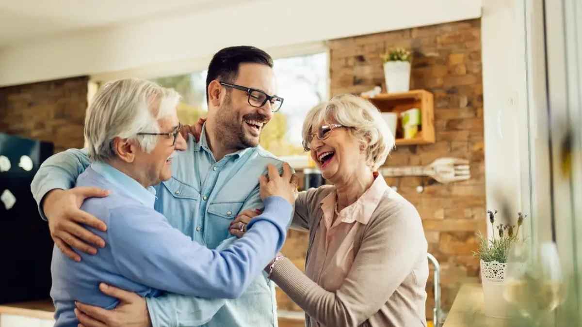Hombre adulto viviendo en casa con sus padres y posibles obligaciones fiscales