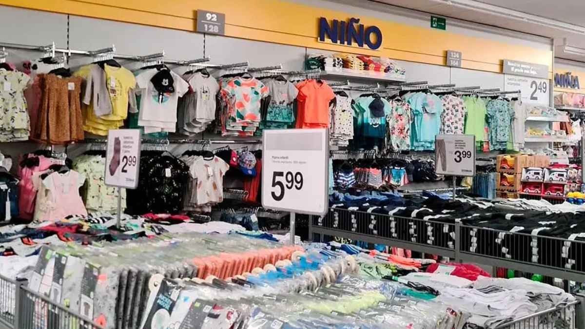 Sección de ropa infantil en una tienda Zeeman en España