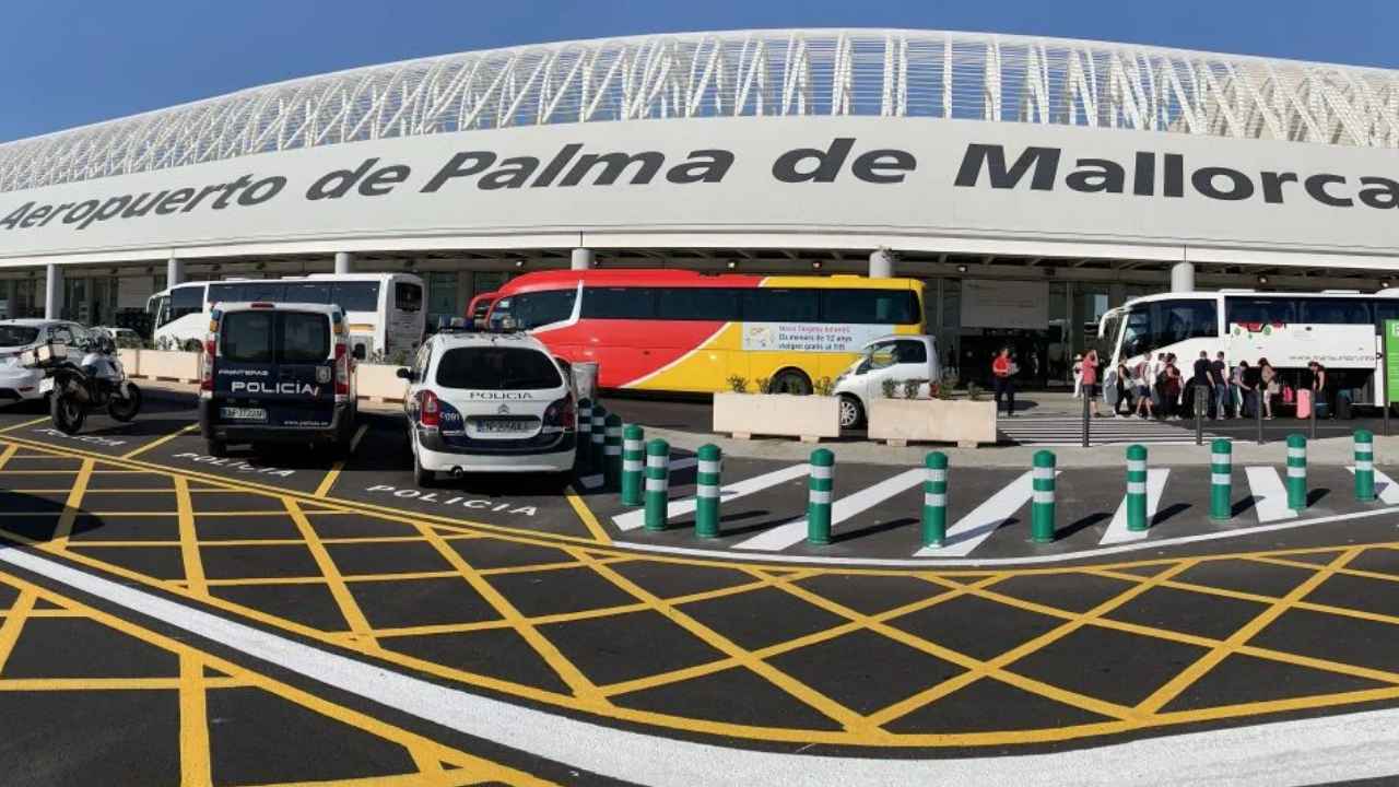 Entrada del aeropuerto de Palma de Mallorca con el rótulo actual en la terminal.