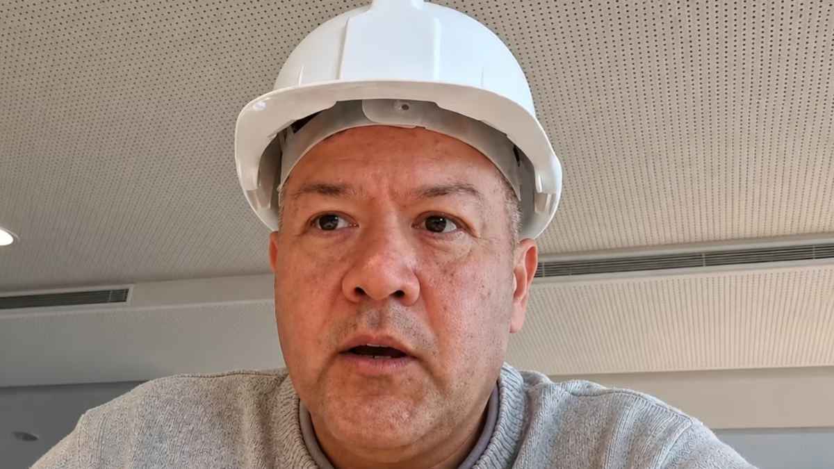 Albañil con casco blanco hablando a cámara sobre el empleo en la construcción en España.