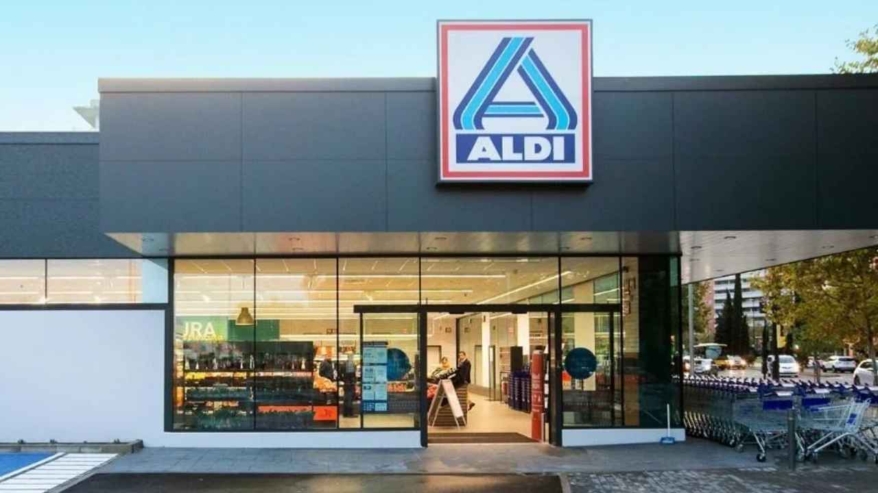 Fachada de un supermercado Aldi donde se vende la regleta Workzone por 9,99 euros
