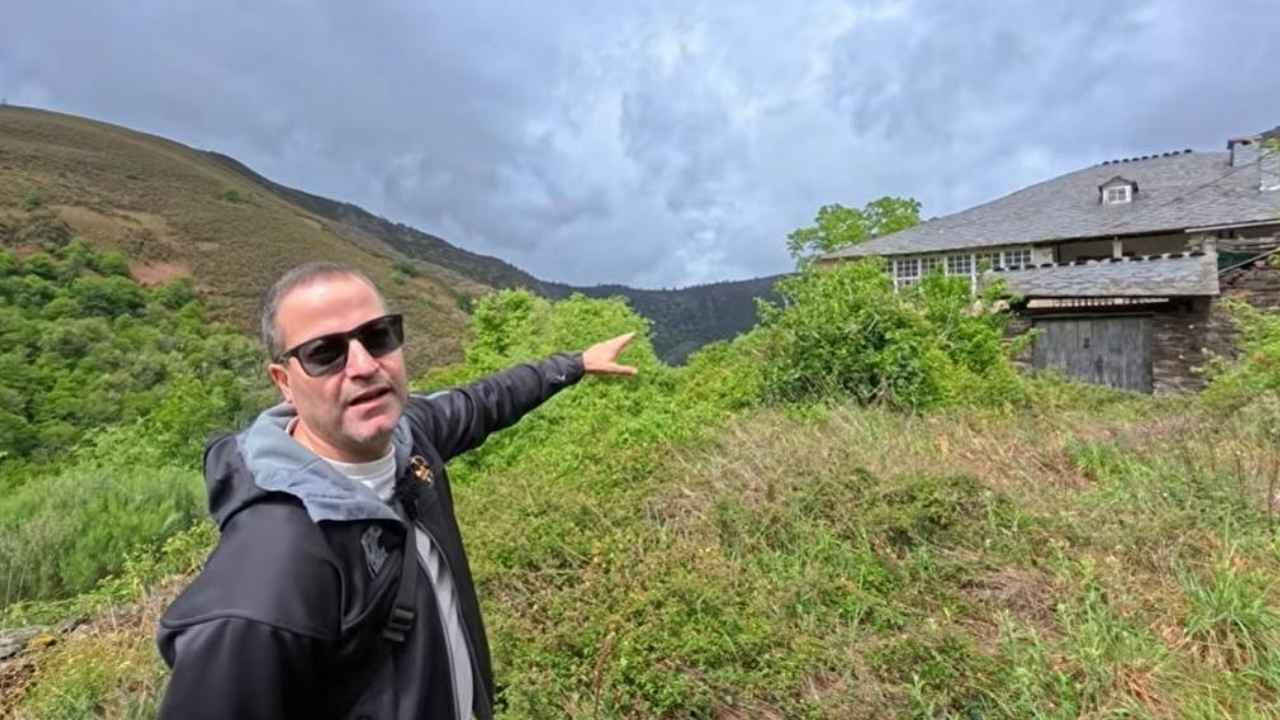 Álvaro entra en una casa del pueblo asturiano donde vive solo.