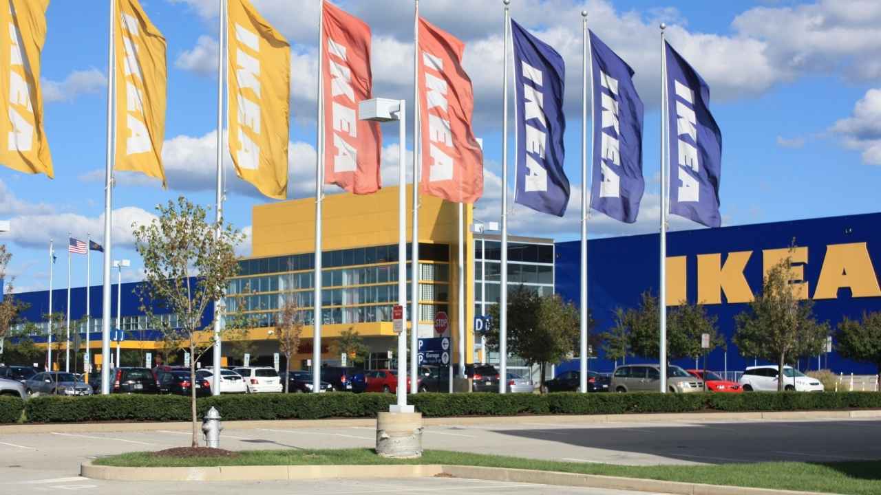 Exterior de una tienda Ikea con banderas de la compañía