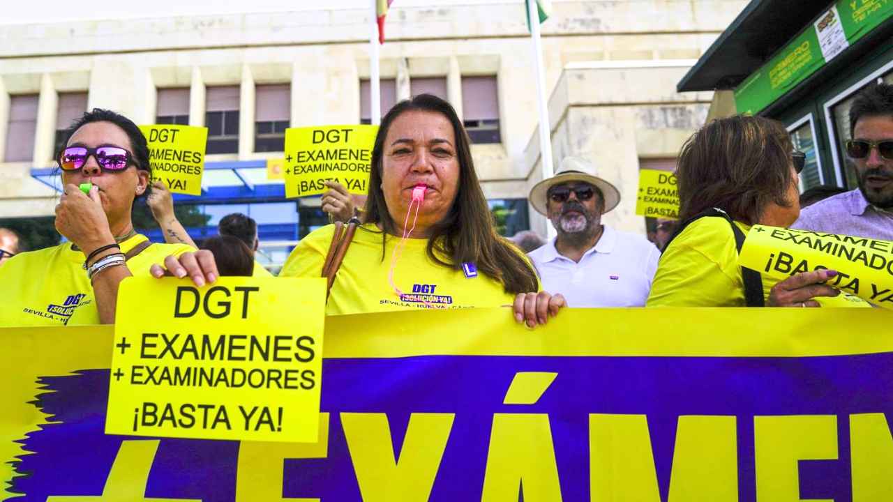 Protesta de autoescuelas para reclamar más exámenes y examinadores de la DGT