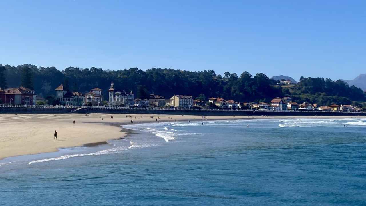 Sistema de control del tráfico en el acceso a una playa de Asturias