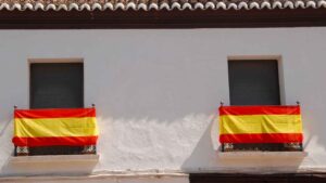 Una bandera de España en el balcón puede costarte hasta 3.000 euros si la colocas de esta manera