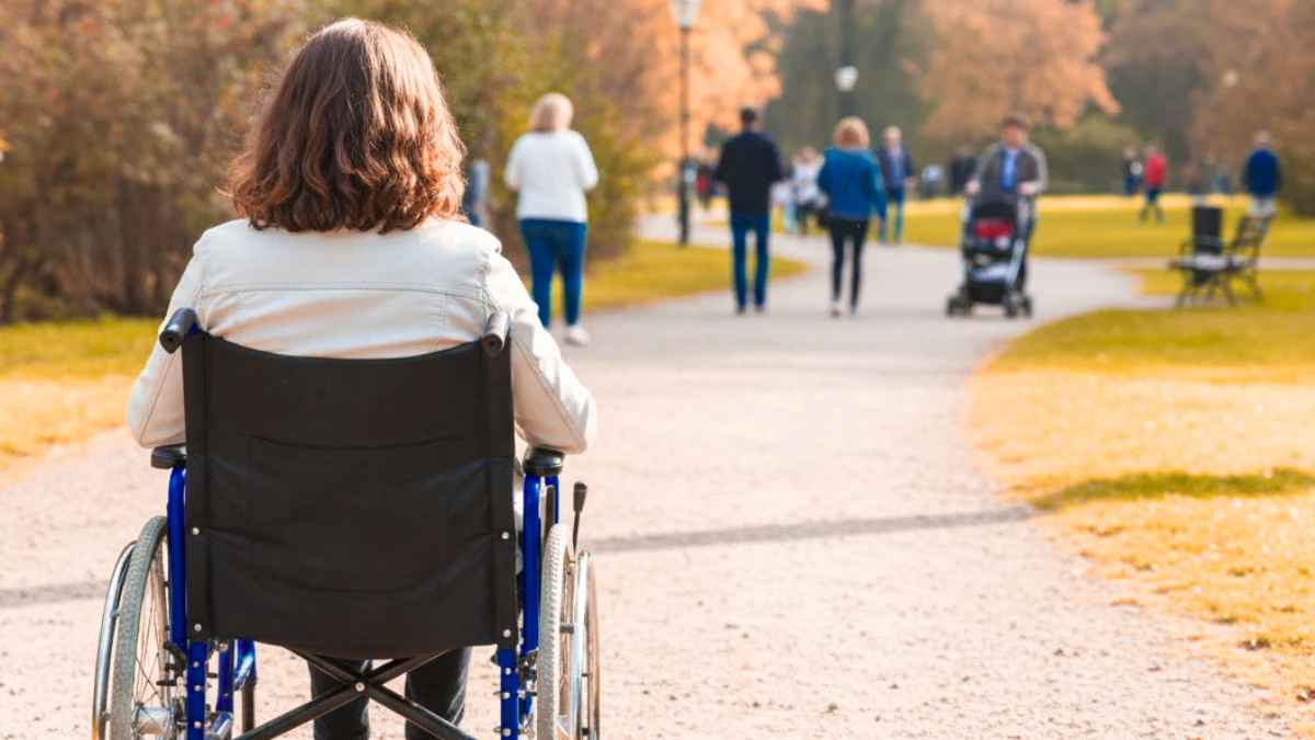 Mujer en silla de ruedas trabajando en una oficina accesible.