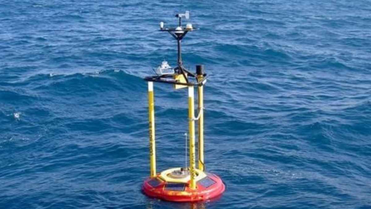 Boya oceanográfica midiendo la temperatura del agua en el mar Mediterráneo
