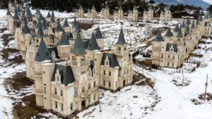 Burj Al Babas, 587 castillos inacabados y 13 acusados por presunto fraude millonario