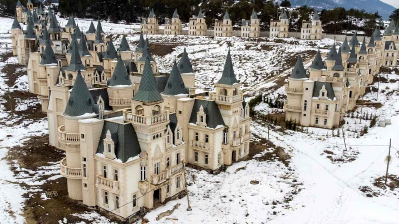 Vista aérea de los castillos inacabados de Burj Al Babas, junto a Mudurnu, en Turquía.
