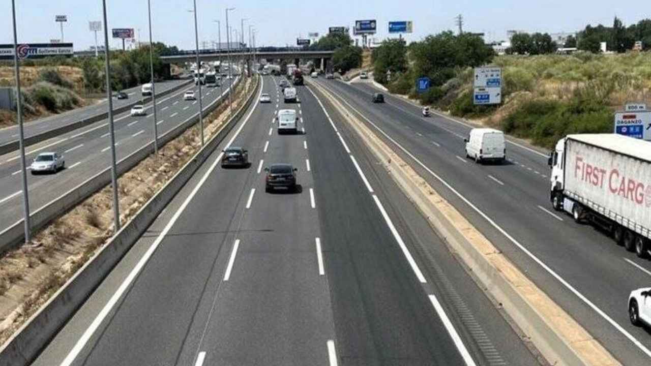 Panel de acceso al Bus-VAO de la A-2 sobre vehículos que circulan por la autovía en Madrid.