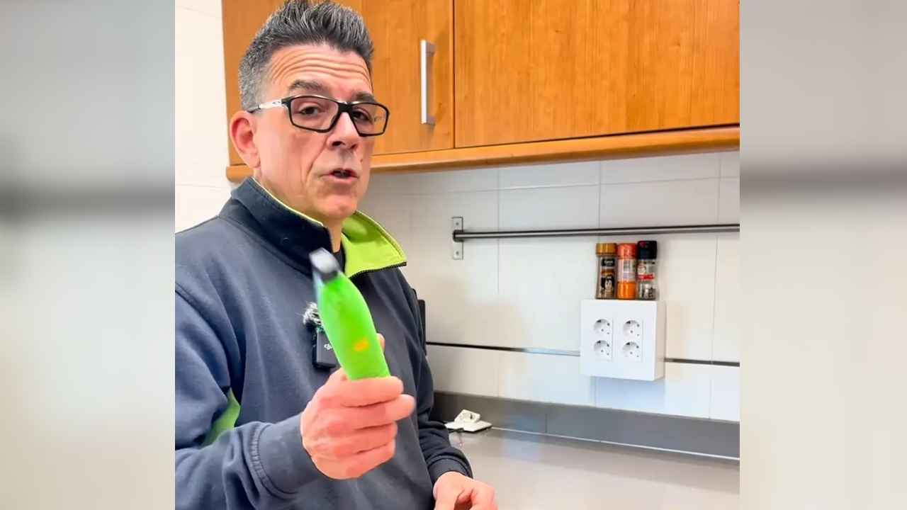 Sergio Llorente, electricista, explica un problema con la conexión del cable coaxial de la TDT