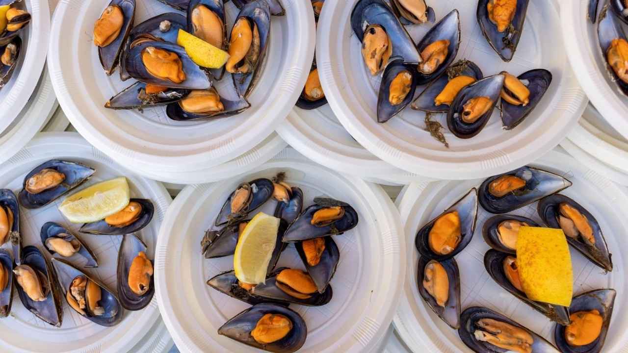 Raciones de mejillones cocidos con limón durante una fiesta gastronómica en Galicia