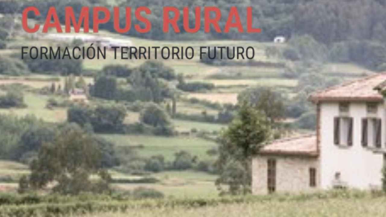 Estudiantes universitarios realizando prácticas en un entorno rural dentro del programa Campus Rural 2026