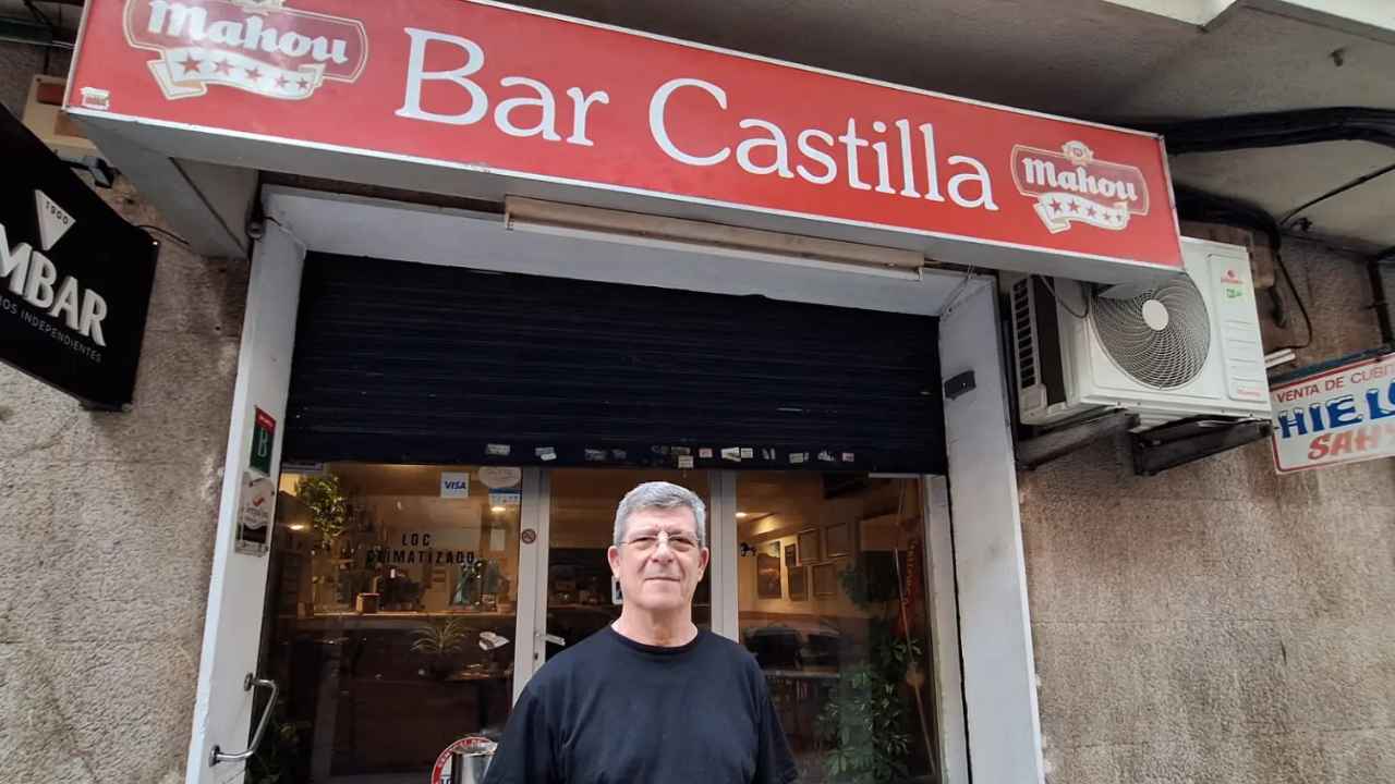 Enrique Perlado en el Bar Castilla de Es Fortí antes del cierre del establecimiento