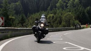 Por qué están apareciendo círculos blancos en algunas carreteras de Cataluña y qué deben hacer los motoristas al verlos