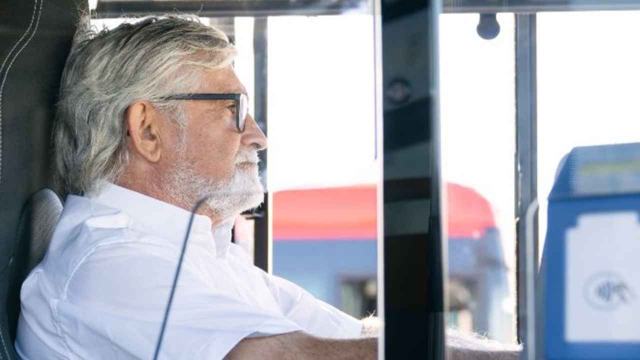 Conductor de autobús sentado al volante durante su jornada laboral