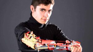 Nació sin parte de un brazo y a los 9 años construyó con LEGO la prótesis que cambiaría su vida