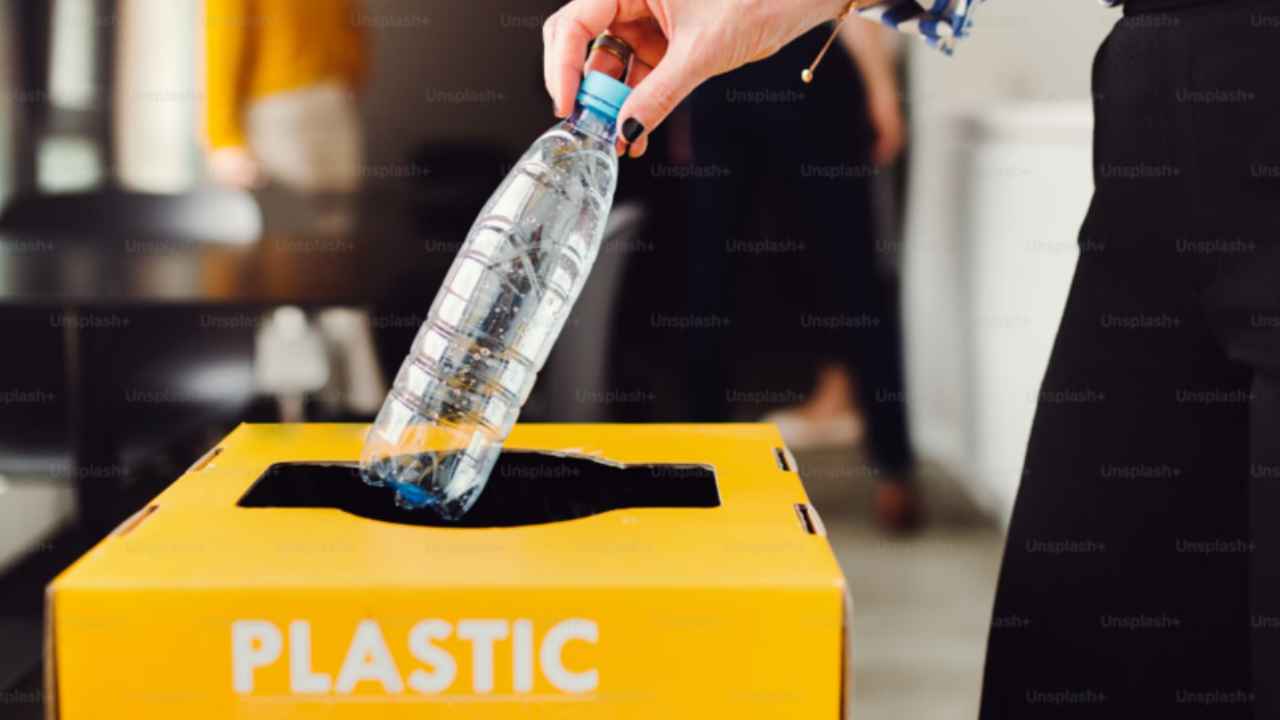 Botellas de plástico y latas de bebidas preparadas para su devolución mediante un sistema SDDR.
