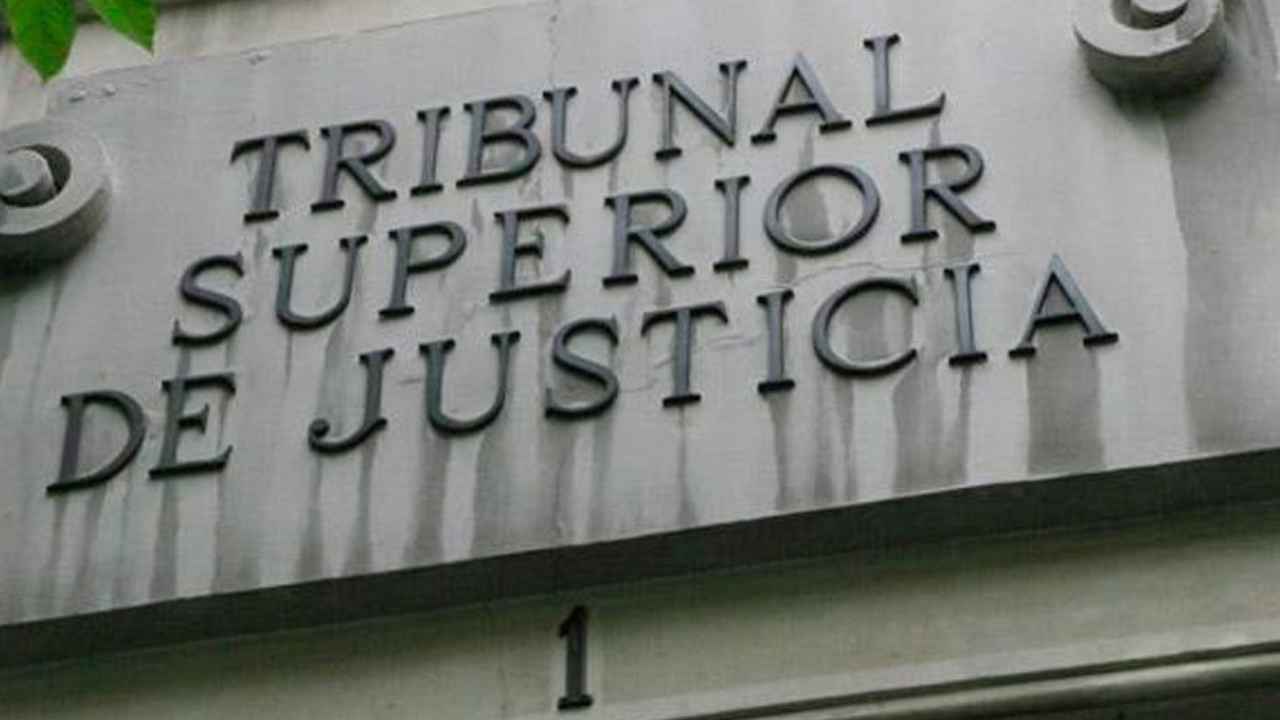 Fachada de un Tribunal Superior de Justicia con el rótulo del órgano judicial